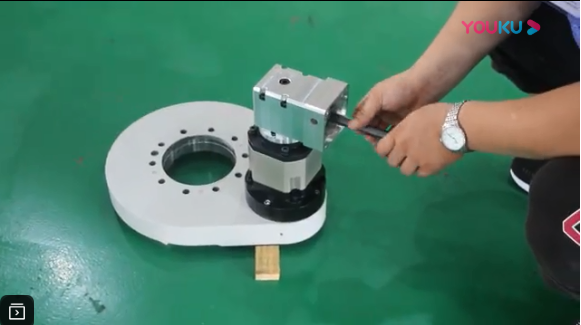 直齒驅動（齒輪式回轉驅動、回轉減速器）工作演示